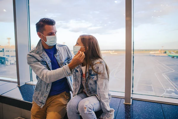 Tata i mała dziewczynka w maskach medycznych na lotnisku. Ochrona przed koronawirusem i grypą — Zdjęcie stockowe
