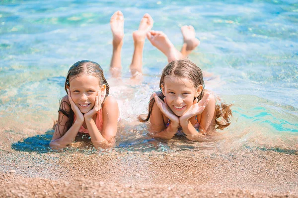 Roztomilé holčičky baví na pláži — Stock fotografie