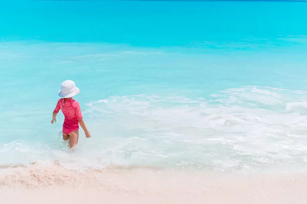 Cute little girl na plaży podczas wakacji letnich — Zdjęcie stockowe