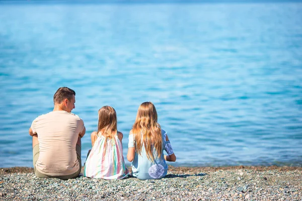 Tropik bir sahil tatilinde mutlu ve güzel bir aile. — Stok fotoğraf