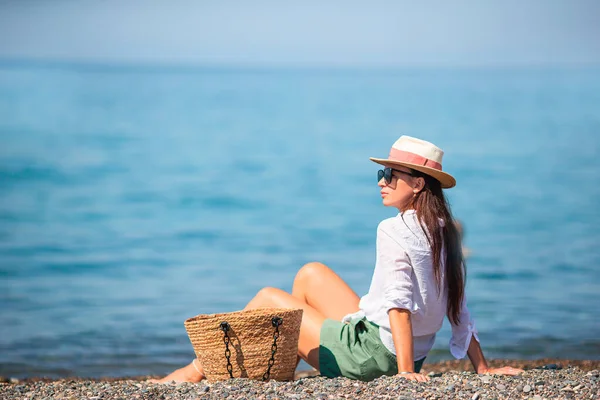 在海滩度假时戴帽子的年轻女子 — 图库照片