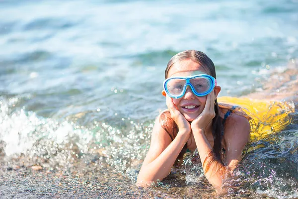 Yaz tatilinde sahilde tatlı küçük bir kız.