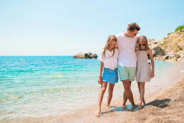 Família bonita feliz em umas férias de praia tropicais — Fotografia de Stock