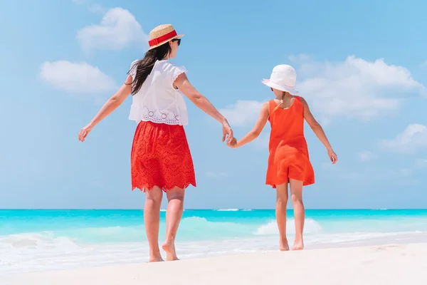 Gyönyörű anya és lánya a strandon élvezi a nyári vakációt. — Stock Fotó