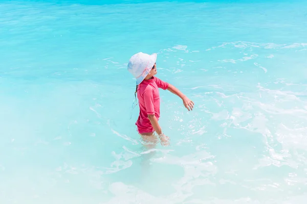 Linda niña en la playa durante las vacaciones de verano —  Fotos de Stock