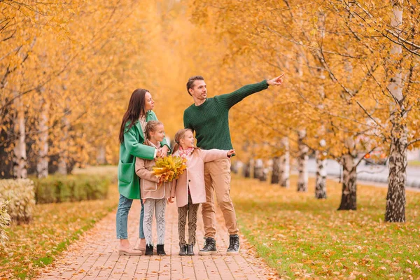Sonbaharda dört kişilik mutlu bir ailenin portresi. — Stok fotoğraf