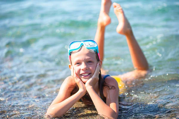 Menina bonito na praia durante as férias de verão — Fotografia de Stock