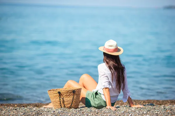 Молодая женщина в шляпе на пляже каникулы — стоковое фото