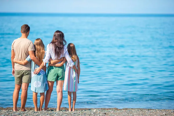 Família jovem em férias tem um monte de diversão — Fotografia de Stock
