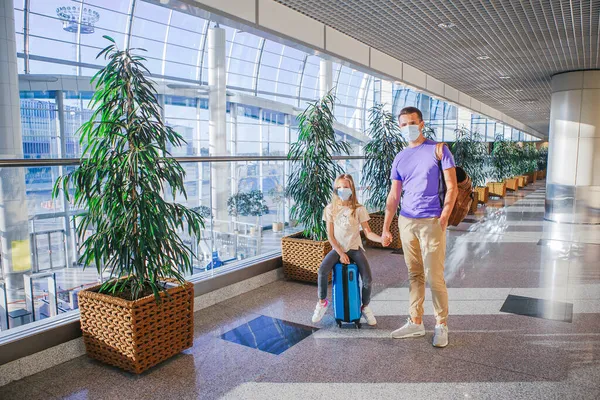 Papá y la niña con máscaras médicas en el aeropuerto. Protección contra Coronavirus y agravios — Foto de Stock