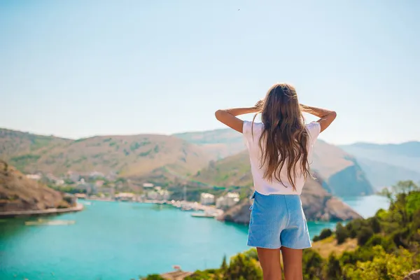 Beautiful girl with overlooking the bay — Stock Photo, Image