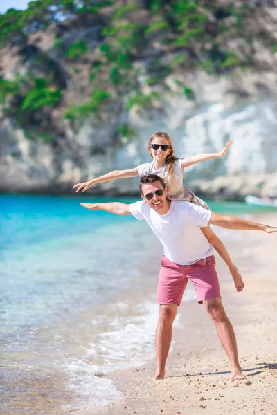 Klein meisje en gelukkig papa hebben plezier tijdens strand vakantie — Stockfoto