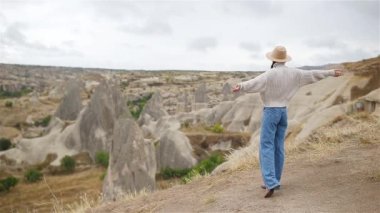 Cappodocia 'da, kanyonun kenarında genç bir kadın.