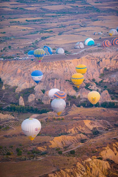 Balões de ar quente brilhantes no céu da Capadócia, Turquia — Fotografia de Stock