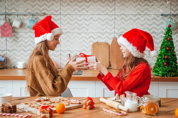 Niñas en cocina decorada en Navidad —  Fotos de Stock