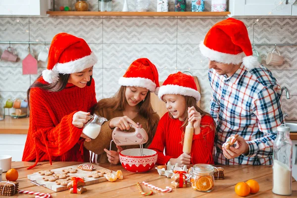 Feliz familia hornear galletas para Navidad — Foto de Stock