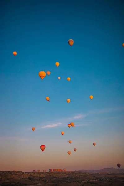 Fényes hőlégballonok az égen, Cappadocia, Törökország — Stock Fotó