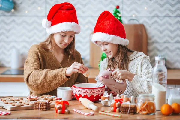 Niñas preparando pan de jengibre de Navidad en casa —  Fotos de Stock