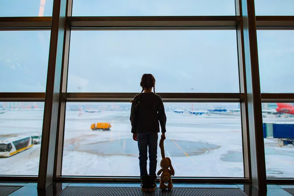 Little kid in airport waiting for boarding — Stock Photo, Image