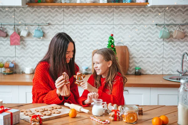 Família feliz mãe e filha assar biscoitos para o Natal — Fotografia de Stock