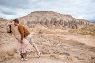 Ünlü bir yerde yaz tatilinde mutlu bir çift. Mağara oluşumları.