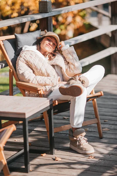 Herbstkonzept - schöne Frau im Herbstpark unter Herbstlaub — Stockfoto