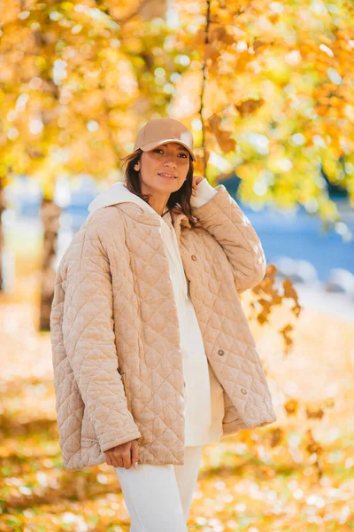 Höstkoncept - vacker kvinna dricker kaffe i höstparken under höstlövverk — Stockfoto