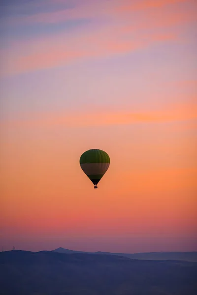 カッパドキア、トルコの空の明るい熱気球 — ストック写真
