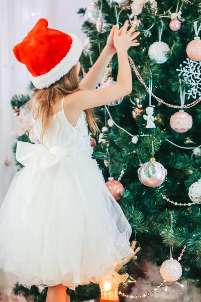 Noel ağacının yanında güzel bir kız. — Stok fotoğraf