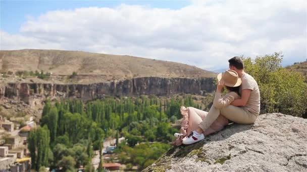 유명 한 곳에서 여름 방학을 보내는 행복 한 커플. 동굴 의형 성. — 비디오