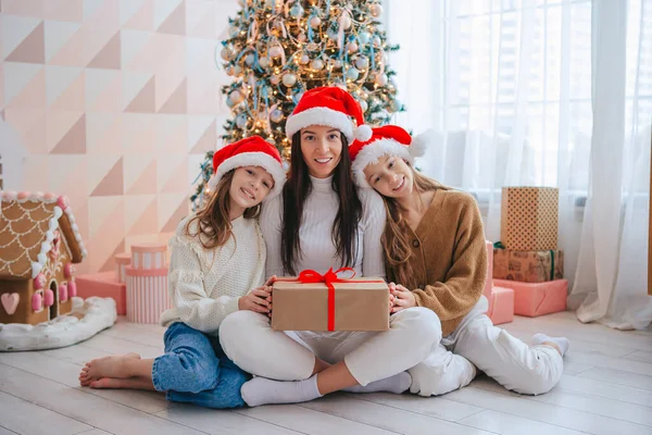 Jovem mãe com crianças segurando presentes de Natal — Fotografia de Stock