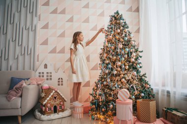 Noel ağacının yanında güzel bir kız.
