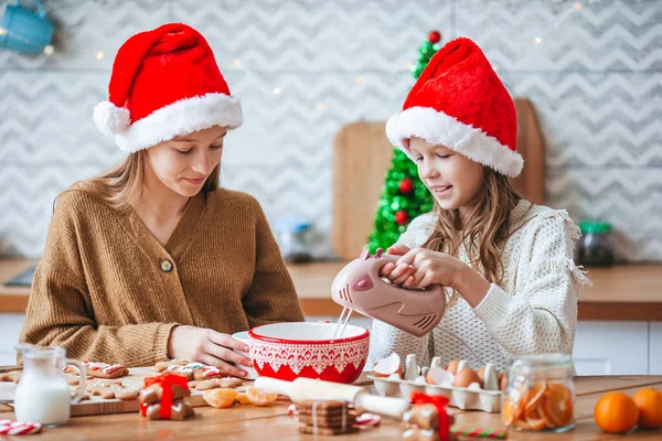 Little girls preparing Christmas gingerbread at home — Stock Photo, Image