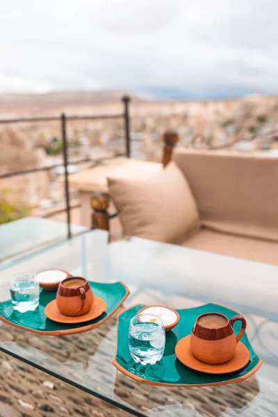 Taza con café tradicional turco sobre un fondo de un valle en Capadocia, Turquía. —  Fotos de Stock