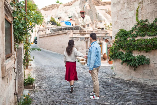 Pareja feliz en vacaciones de verano en el famoso lugar en Turquía —  Fotos de Stock