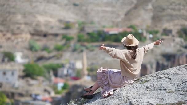 Young woman on the edge of canyon in Cappodocia — Stock Video