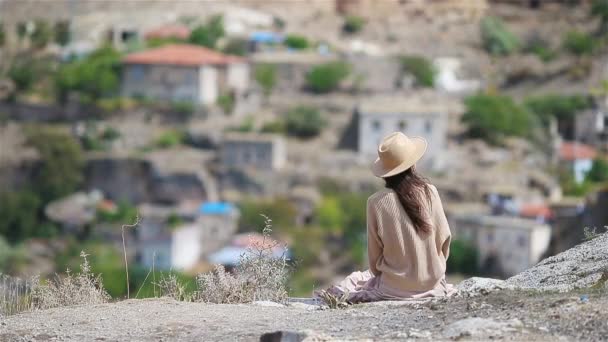 카포 도시아 협곡의 가장자리에 있는 젊은 여자 — 비디오