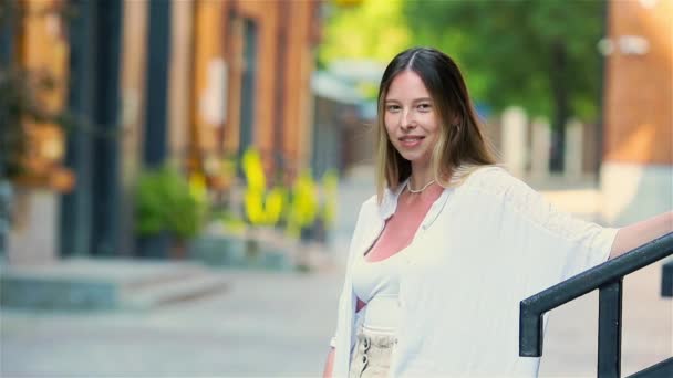 Jong mooi vrouw krijgt haar gezicht verfrist in heet dag — Stockvideo