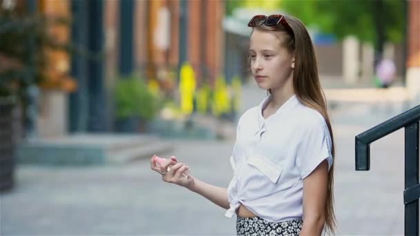 Schattig meisje krijgt haar gezicht verfrist in heet dag — Stockvideo