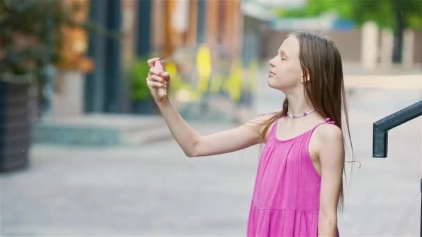 Linda chica consigue su cara refrescado en caliente día — Vídeos de Stock