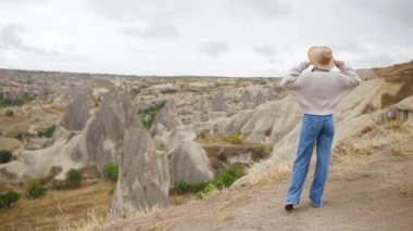 Cappodocia 'da, kanyonun kenarında genç bir kadın.