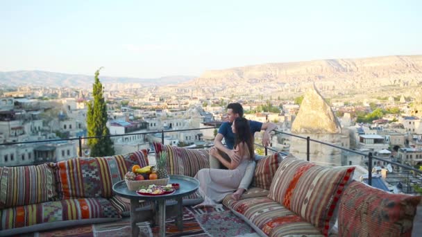 Joyeux jeune couple pendant le lever du soleil regardant des montgolfières en Cappadoce, Turquie — Video