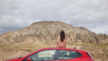 Ünlü bir yerde yaz tatilindeki mutlu adam. Mağara oluşumları.