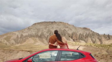 Ünlü bir yerde yaz tatilinde mutlu bir çift. Mağara oluşumları.