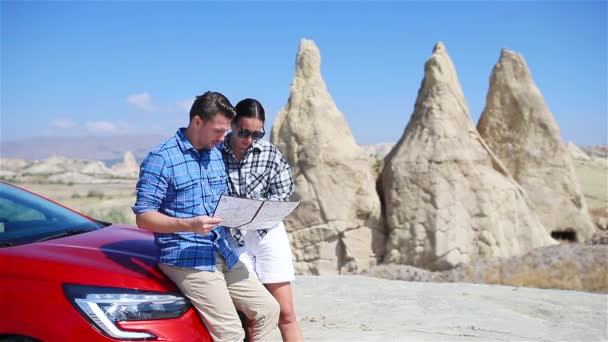 유명 한 곳에서 여름 방학을 보내는 행복 한 커플. 동굴 의형 성. — 비디오