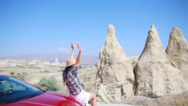 Ünlü bir yerde yaz tatilindeki mutlu kadın. Mağara oluşumları. — Stok video