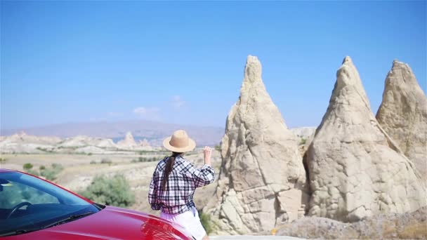 Ünlü bir yerde yaz tatilindeki mutlu kadın. Mağara oluşumları. — Stok video