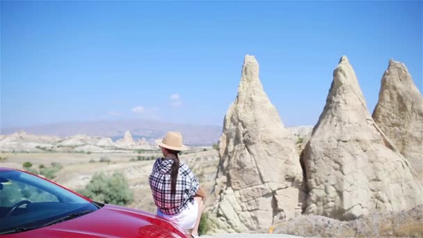 유명 한 곳에서 여름 방학을 보내는 행복 한 여성. 동굴 의형 성. — 비디오