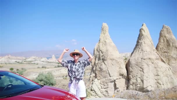Glad kvinna på sommarsemester på berömd plats. Grottformationer. — Stockvideo