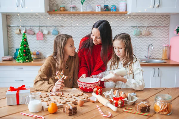 Feliz familia madre e hijas hornear galletas para Navidad —  Fotos de Stock